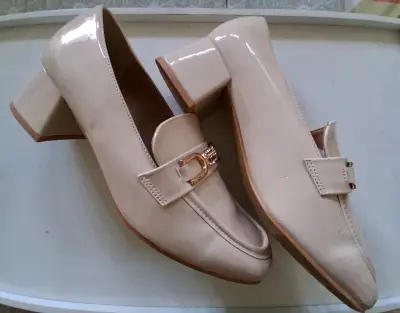 Zapatos de tacón beige elegantes - miniatura 1