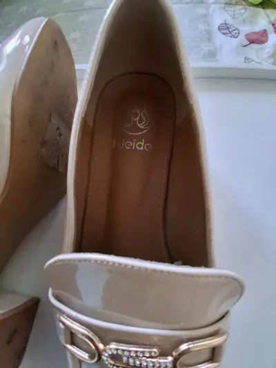 Zapatos de tacón beige elegantes - miniatura 3