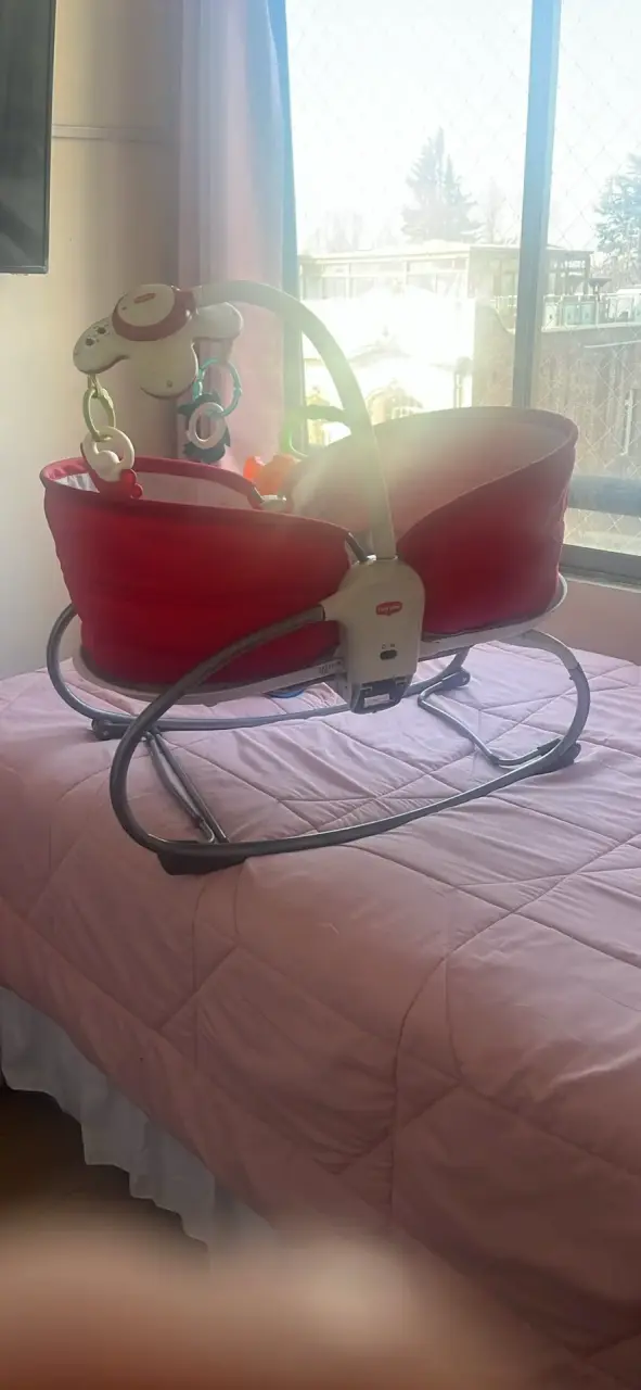 Cuna mecedora roja para bebé - 1