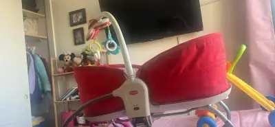 Cuna mecedora roja para bebé - miniatura 2