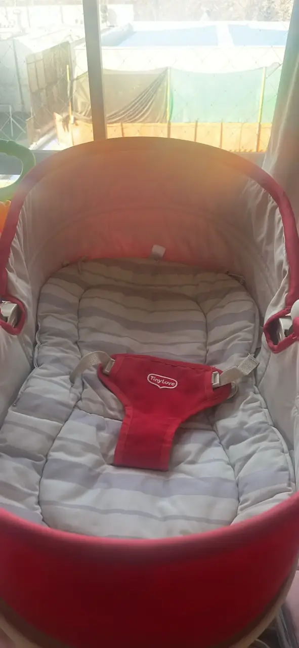 Cuna mecedora roja para bebé - 3