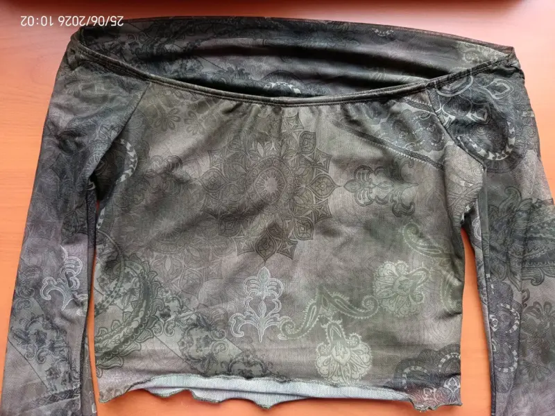 Cropped top bohemio estampado gris floral - 2