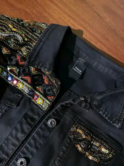 Chaqueta negra con bordados - miniatura 1