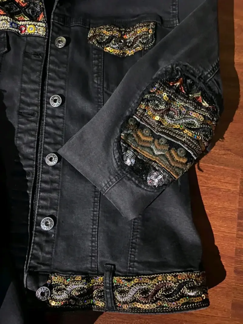 Chaqueta negra con bordados - 2