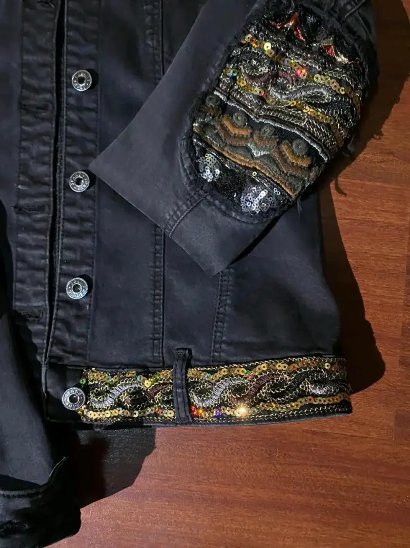 Chaqueta negra con bordados - 3