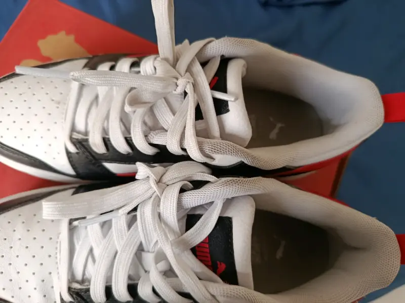 Zapatillas deportivas blancas y rojas - 3