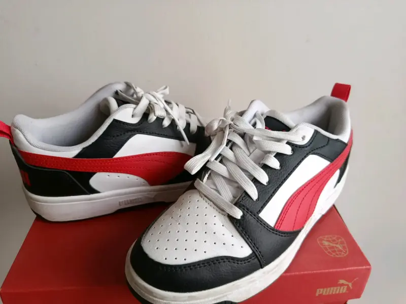 Zapatillas deportivas blancas y rojas - 5