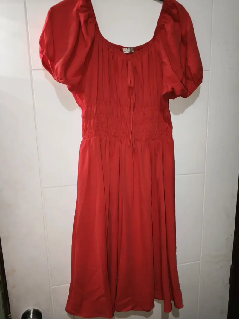 Vestido rojo con mangas abullonadas - 2
