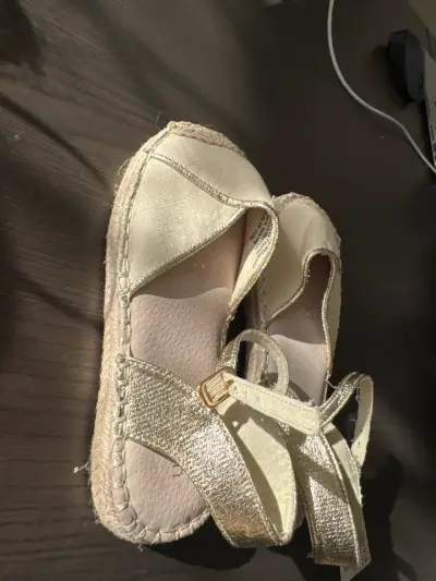 Sandalias doradas Mujer con taco - miniatura 2