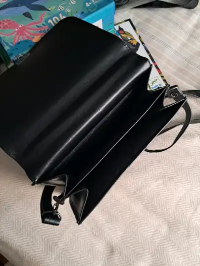 Bolso de hombro negro de cuero para viaje - miniatura 3