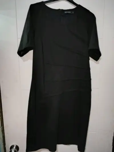 Vestido negro elegante - miniatura 3