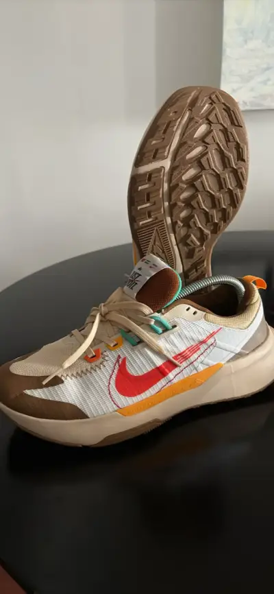 Zapatillas Nike  trail beige y rojo - miniatura 1