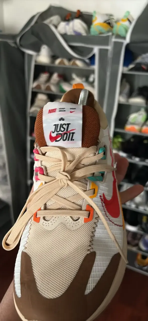 Zapatillas Nike  trail beige y rojo - 4