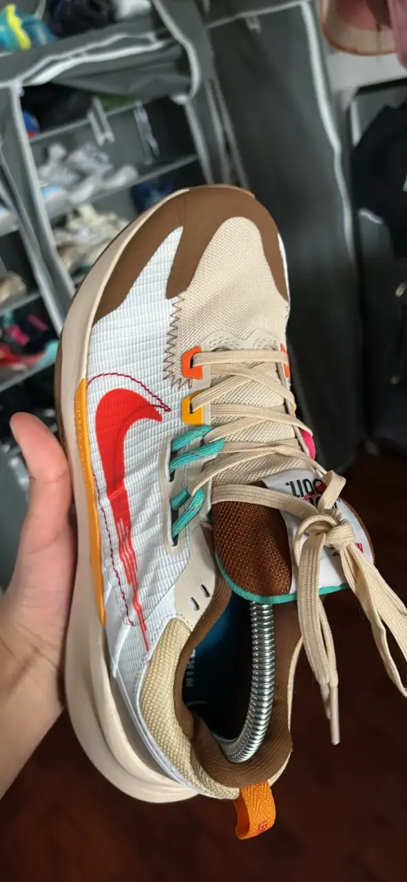 Zapatillas Nike  trail beige y rojo - 5
