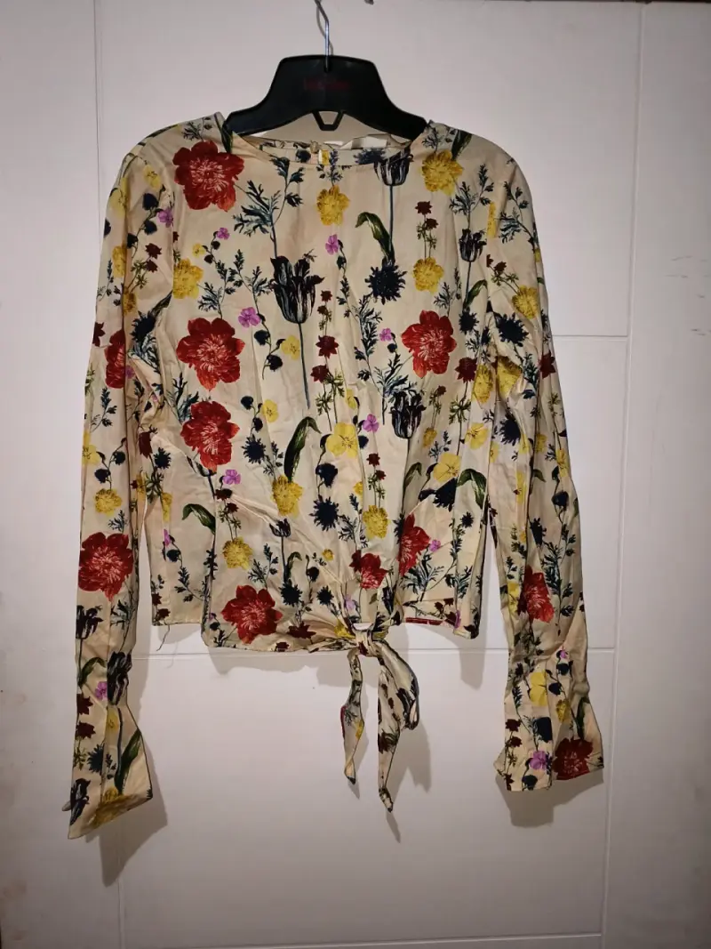 Blusa floral con detalle de amarre - 2