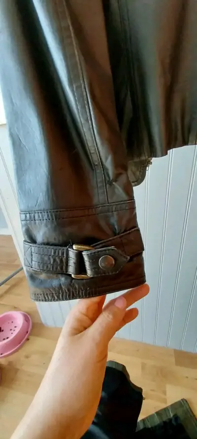 Chaqueta de cuero negra ajustable - miniatura 1