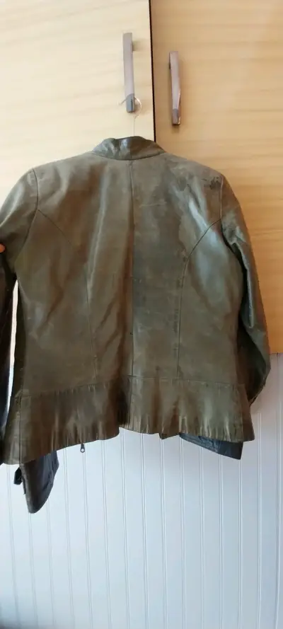 Chaqueta de cuero verde arreggy cuero argentino - miniatura 1