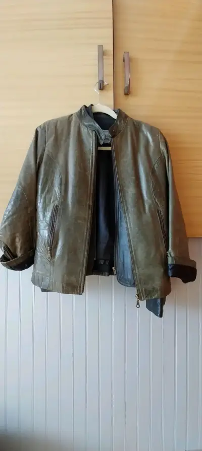 Chaqueta de cuero verde arreggy cuero argentino - miniatura 3