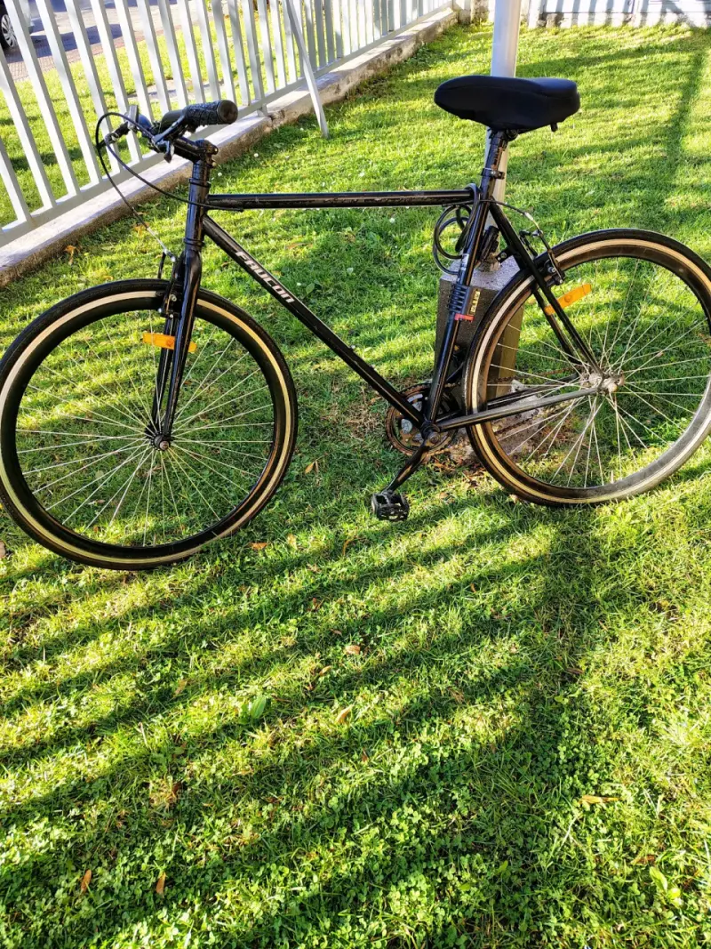 Bicicleta urbana negra - 1