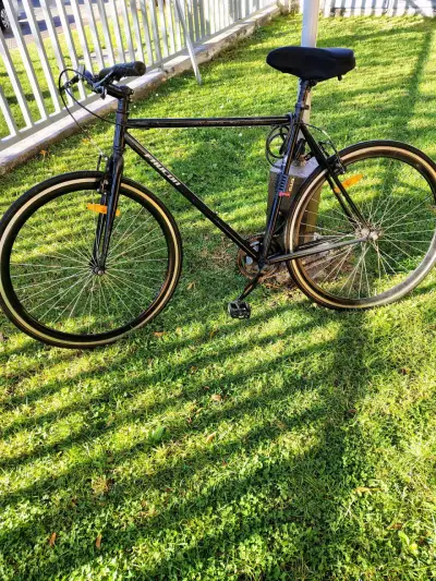 Bicicleta urbana negra - miniatura 1