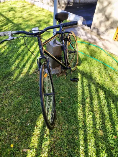 Bicicleta urbana negra - miniatura 2