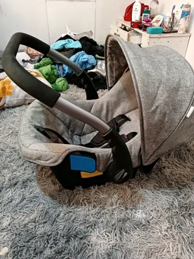 Silla de auto de bebé gris - miniatura 1