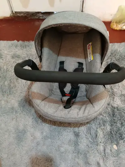 Silla de auto de bebé gris - miniatura 2