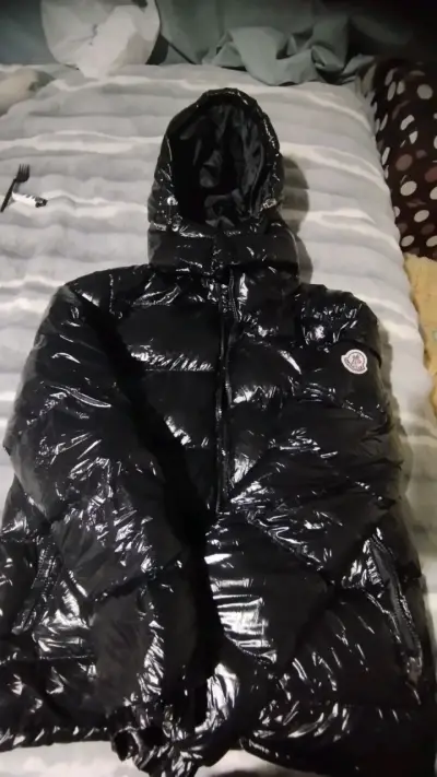 Chaqueta acolchada negra con capucha - miniatura 1