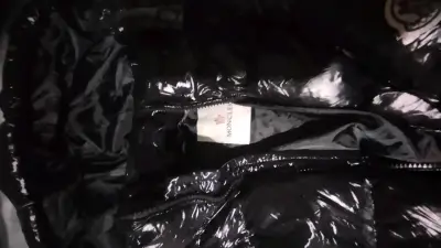 Chaqueta acolchada negra con capucha - miniatura 2