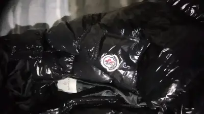 Chaqueta acolchada negra con capucha - miniatura 3