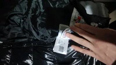 Chaqueta acolchada negra con capucha - miniatura 4