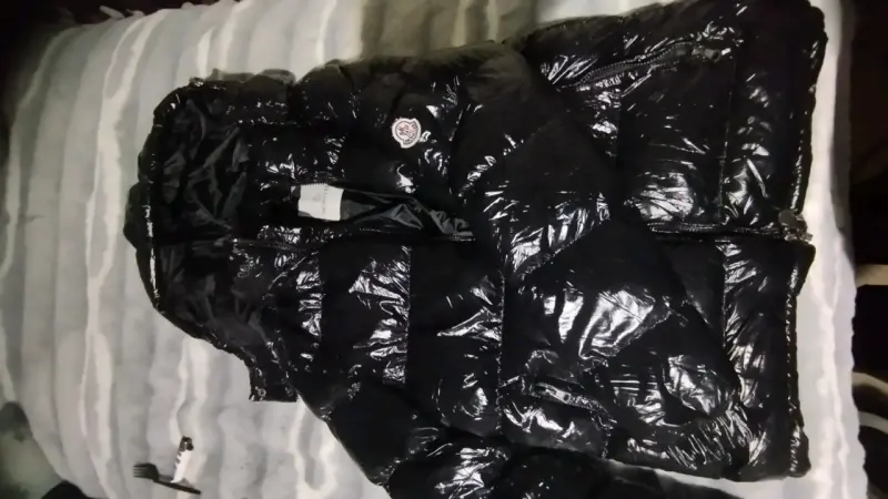 Chaqueta acolchada negra con capucha - 5