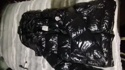 Chaqueta acolchada negra con capucha - miniatura 5