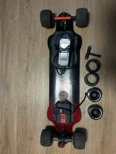 Longboard eléctrico TeamGee con accesorios - miniatura 1