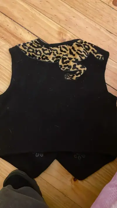 Chaleco negro con estampado de leopardo - miniatura 2