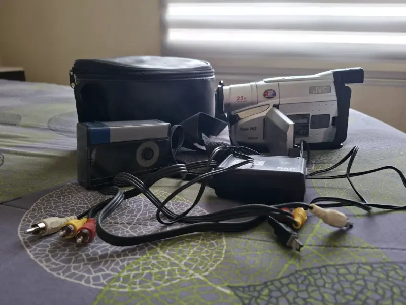 Cámara de video JVC VHS con accesorios - 1
