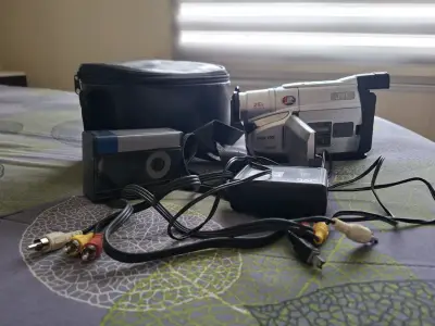 Cámara de video JVC VHS con accesorios - miniatura 1