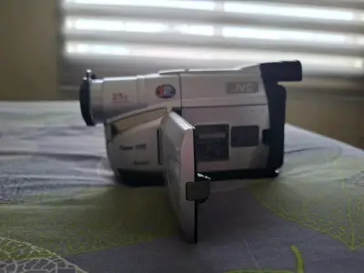 Cámara de video JVC VHS con accesorios - miniatura 2