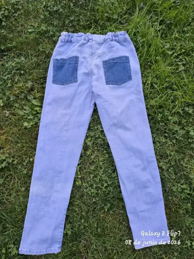 Jeans unisex con diseño estampado - miniatura 2