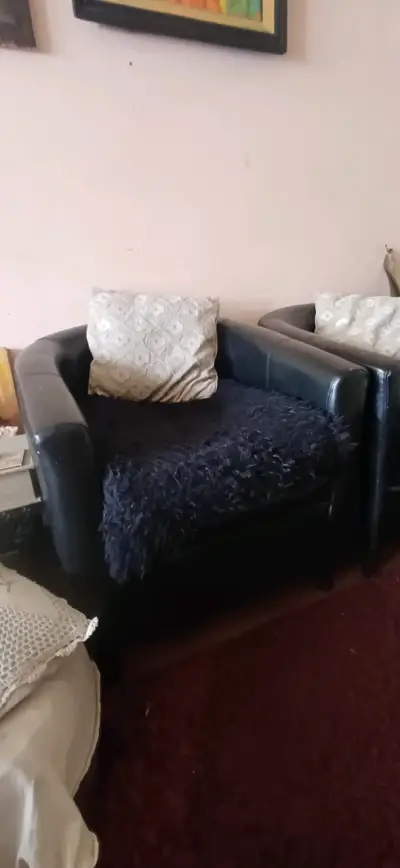Par de sillones negros elegantes - miniatura 3