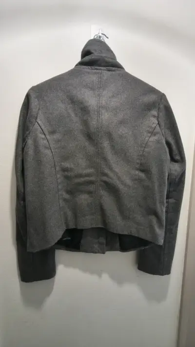 Chaqueta GAP gris en excelente estado - miniatura 3