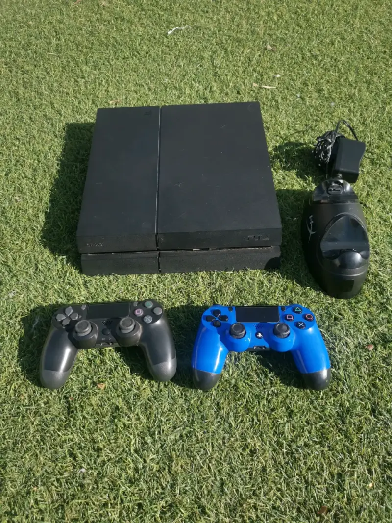 Consola PS4 con dos controles y cargador - 1