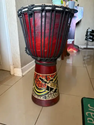 Tambor djembe africano artesanal - miniatura 4
