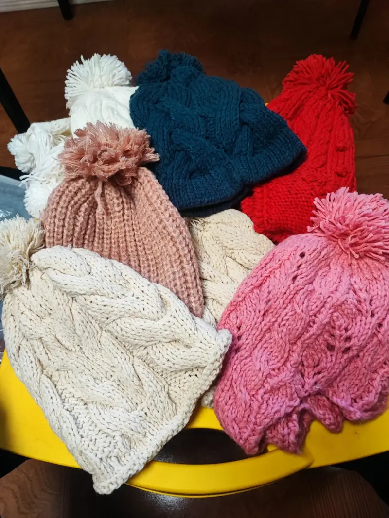 Gorros de lana tejidos con pompones