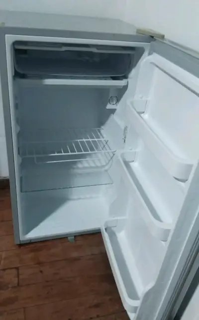 Refrigerador compacto en buen estado - miniatura 1