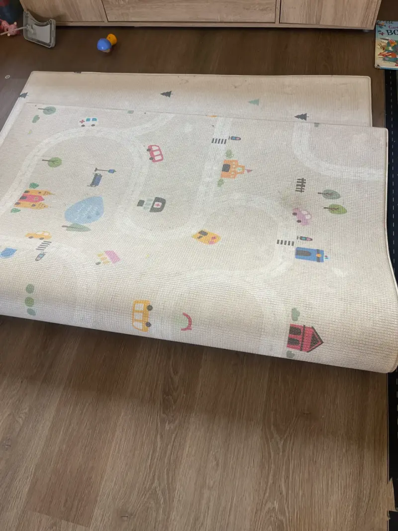 Alfombra infantil acolchada con diseños reversible - 3