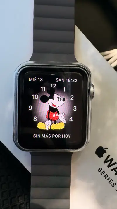 Apple Watch Series 3 con correa gris magnética - miniatura 1