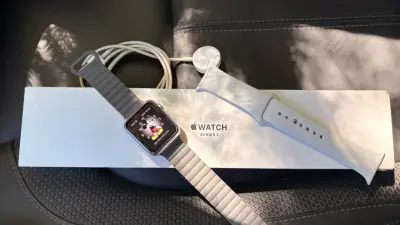 Apple Watch Series 3 con correa gris magnética - miniatura 2