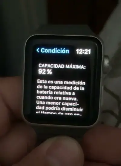 Apple Watch Series 3 con correa gris magnética - miniatura 3