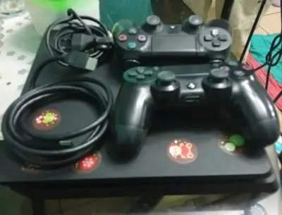 Consola de videojuegos con dos controles - miniatura 1